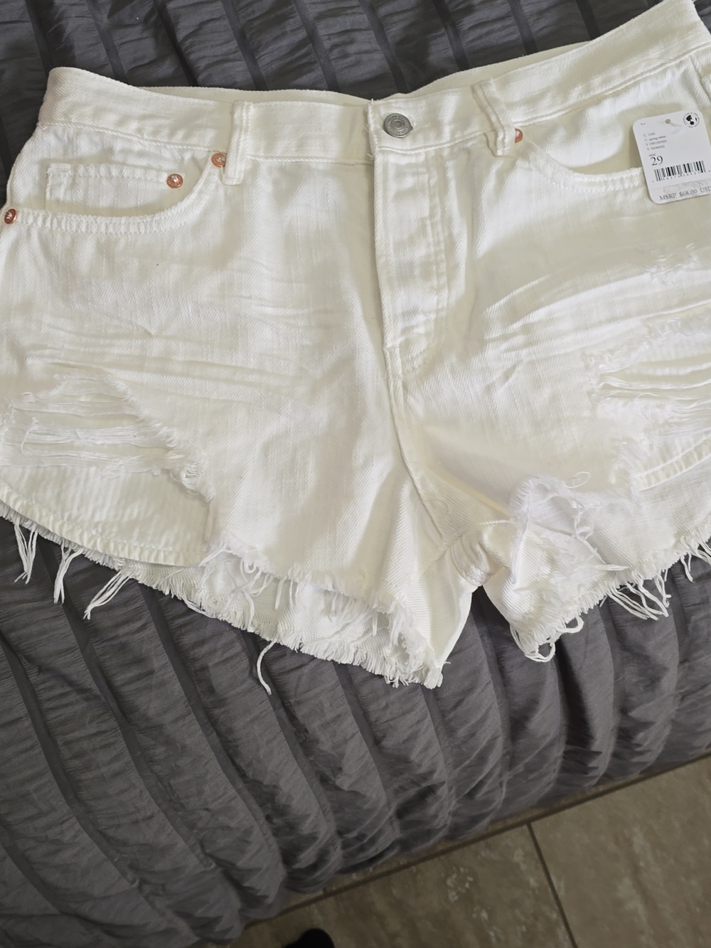 Free People Women’s White Distressed Denim Shorts Sz 29 Nwt - Picture 2 of 5